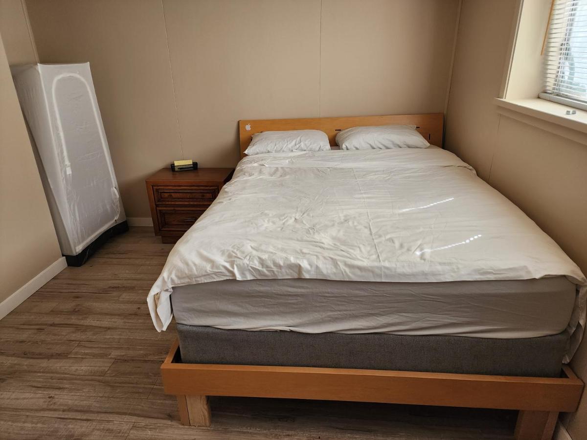 בורנבי Economical Homestay מראה חיצוני תמונה